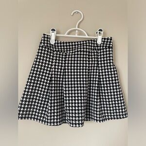 Y2K Forever 21 pleated Black and White Houndstooth Skirt NWOT size SMALL